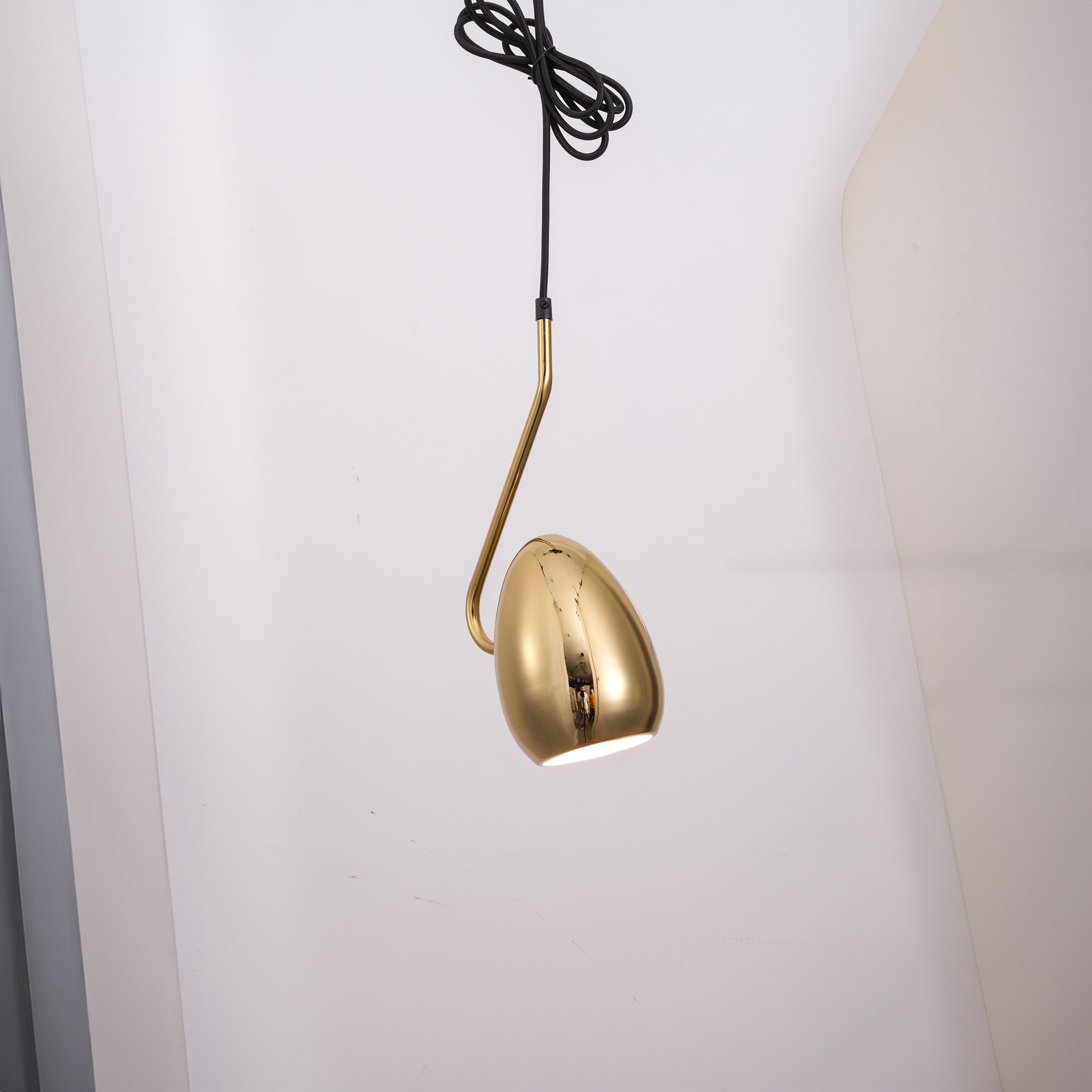 Teardrop Gold Pendant Lamp CY-DD-1062-G -  Pendant Lamps | مصباح معلق ذهبي على شكل دمعة - ebarza Furniture UAE | Shop Modern Furniture in Abu Dhabi & Dubai - مفروشات ايبازرا في الامارات | تسوق اثاث عصري وديكورات مميزة في دبي وابوظبي