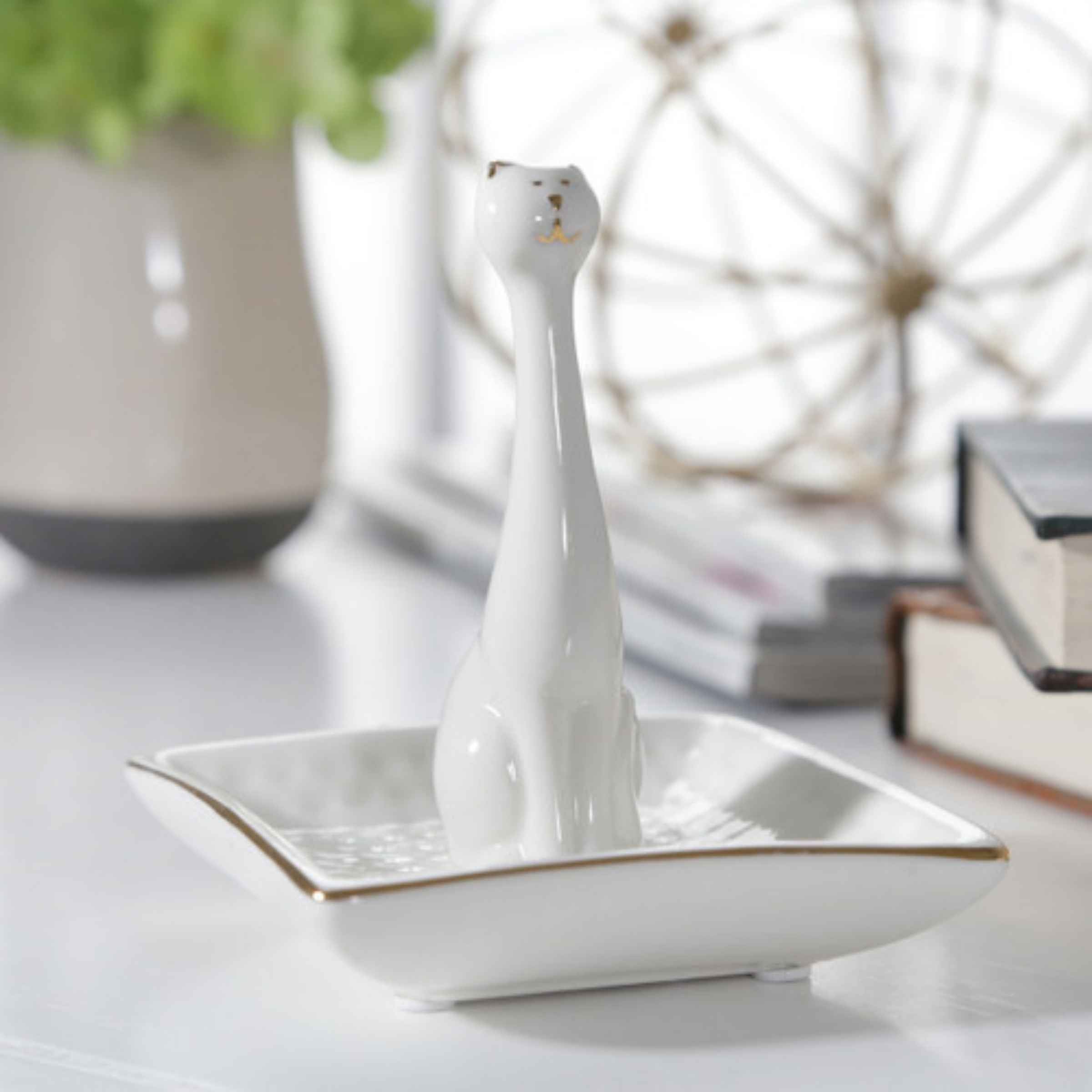 Cat Square Ring Holder - Porcelain 12391-07 -  Home Decor Figurines | حامل الخاتم المربع على شكل قطة - بورسلين - ebarza Furniture UAE | Shop Modern Furniture in Abu Dhabi & Dubai - مفروشات ايبازرا في الامارات | تسوق اثاث عصري وديكورات مميزة في دبي وابوظبي