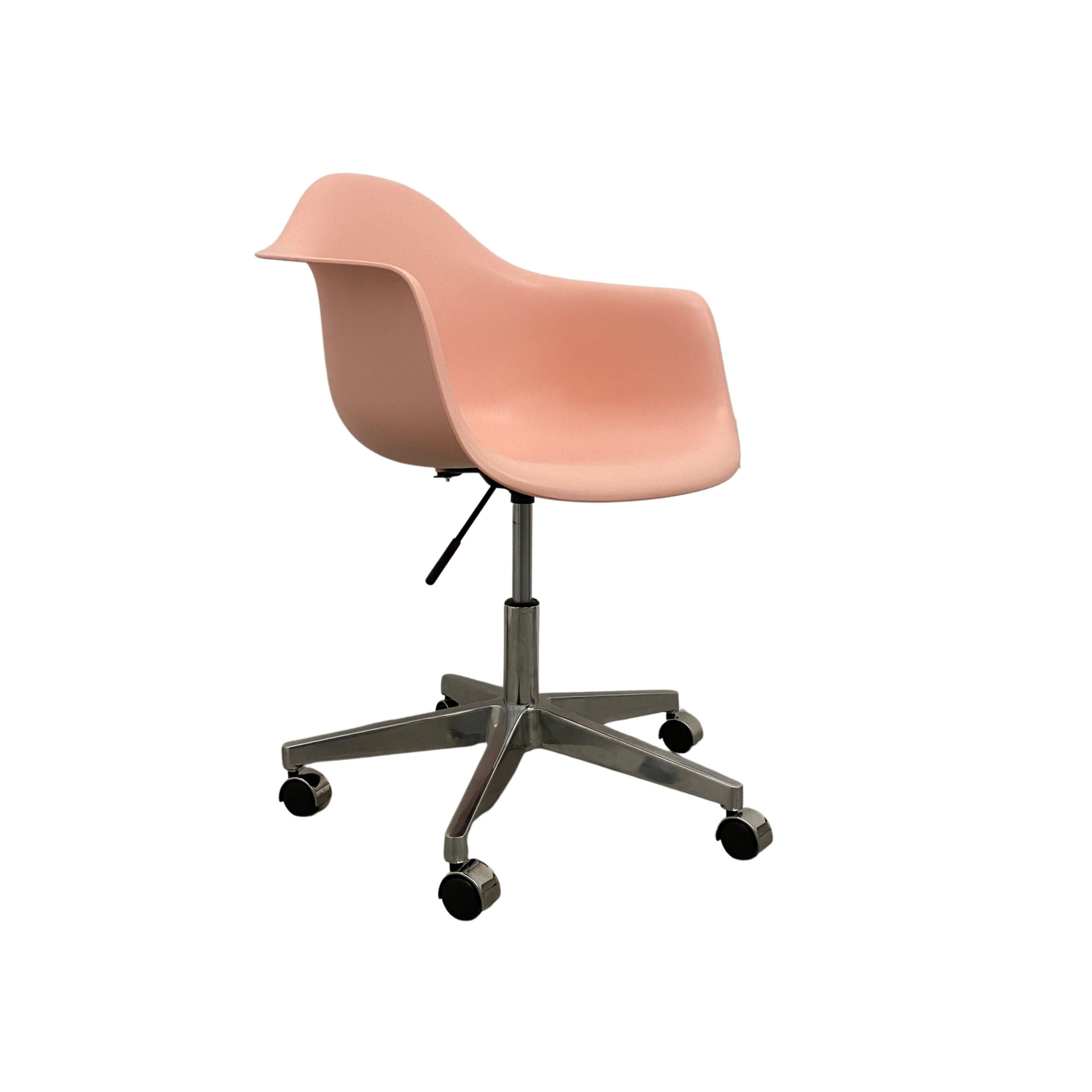 Classic Chair Bp8007Fw-Pb1+S -  Office Chairs | كرسي كلاسيك - ebarza Furniture UAE | Shop Modern Furniture in Abu Dhabi & Dubai - مفروشات ايبازرا في الامارات | تسوق اثاث عصري وديكورات مميزة في دبي وابوظبي