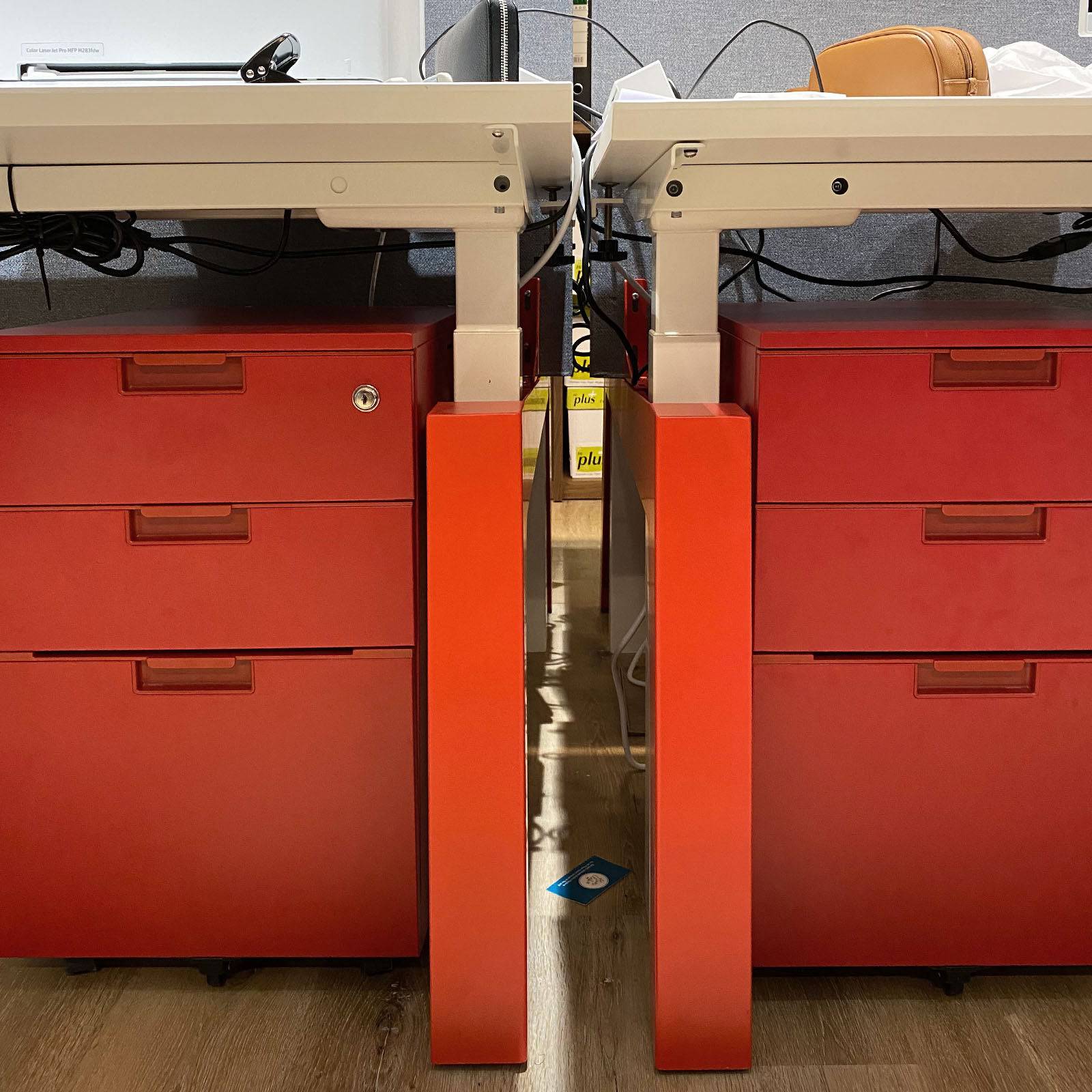 Ebarza Hydraulic  2Staff Workstation-Red -  Office Desks | إبرزا مكتب بهيدروليك 2 محطة عمل حمراء - ebarza Furniture UAE | Shop Modern Furniture in Abu Dhabi & Dubai - مفروشات ايبازرا في الامارات | تسوق اثاث عصري وديكورات مميزة في دبي وابوظبي