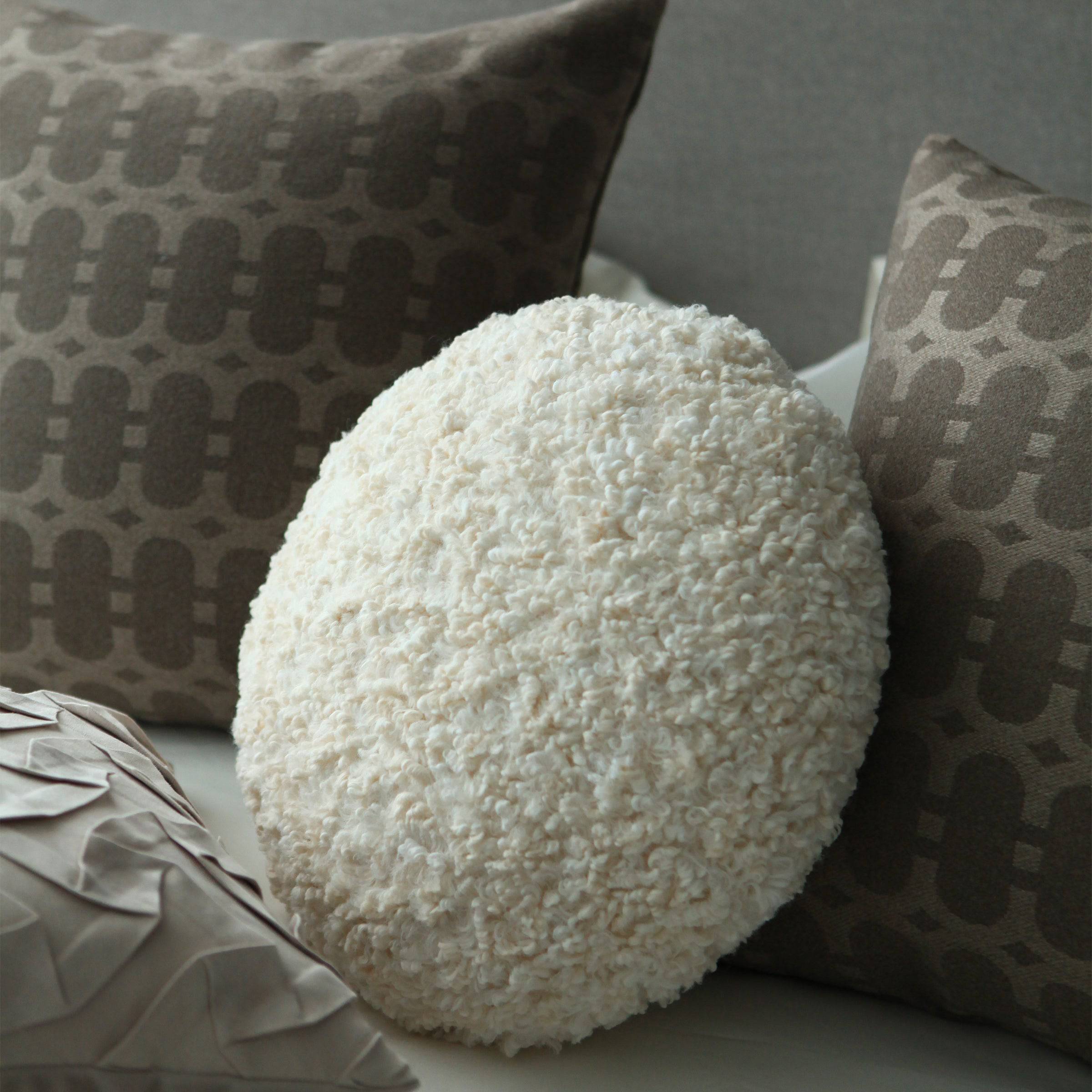 Eva Plush Round Cushion D 40Cm Ecc048 -  Cushions | وسادة دائرية من القطيفة إيفا بقطر 40 سم - ebarza Furniture UAE | Shop Modern Furniture in Abu Dhabi & Dubai - مفروشات ايبازرا في الامارات | تسوق اثاث عصري وديكورات مميزة في دبي وابوظبي