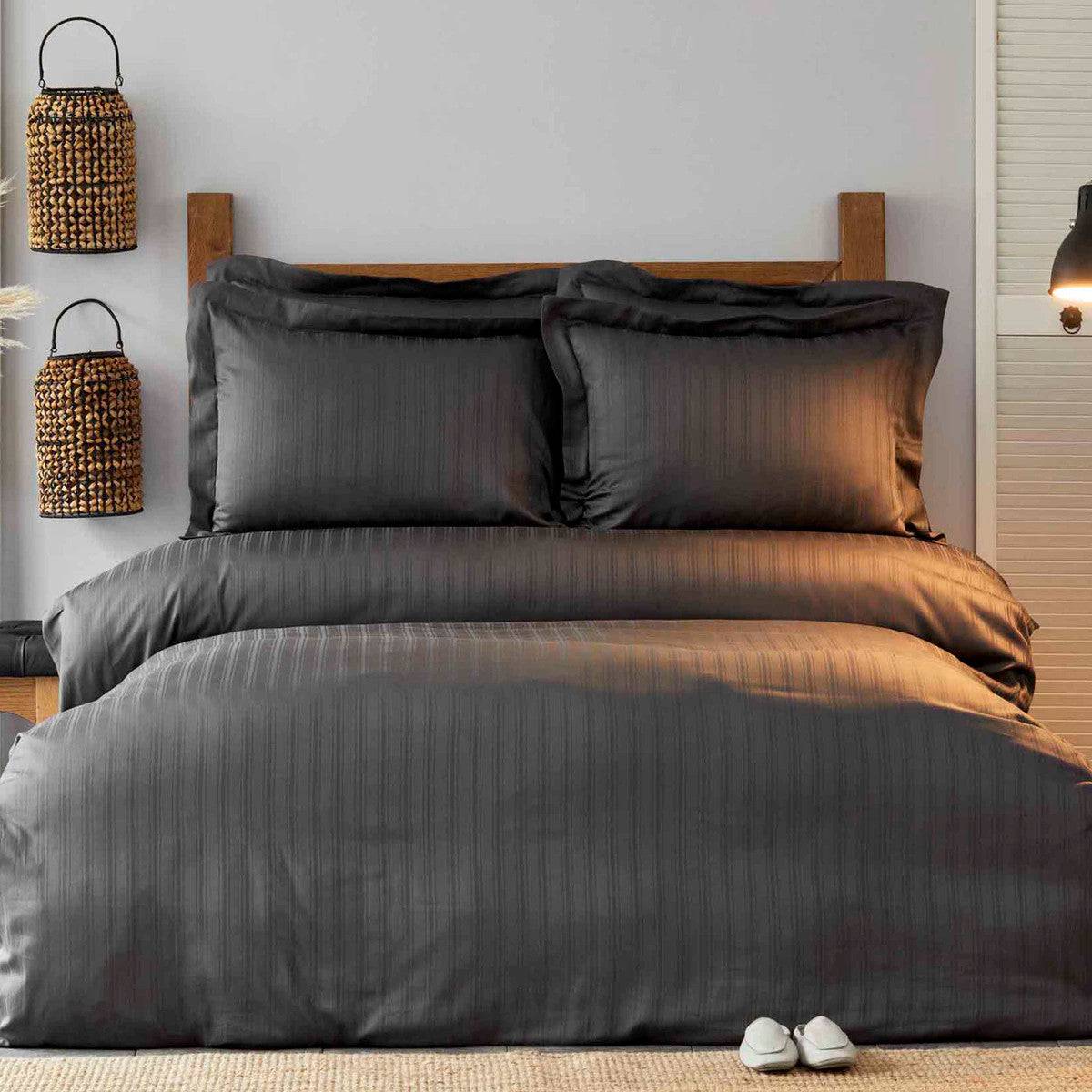 Karaca Home Charm Bold Anthracite Cotton Satin Double Duvet Cover Set 200.17.01.0168 -  Bedding | طقم غطاء لحاف مزدوج من كاراجا هوم بولد أنثراسايت من القطن الساتان - ebarza Furniture UAE | Shop Modern Furniture in Abu Dhabi & Dubai - مفروشات ايبازرا في الامارات | تسوق اثاث عصري وديكورات مميزة في دبي وابوظبي