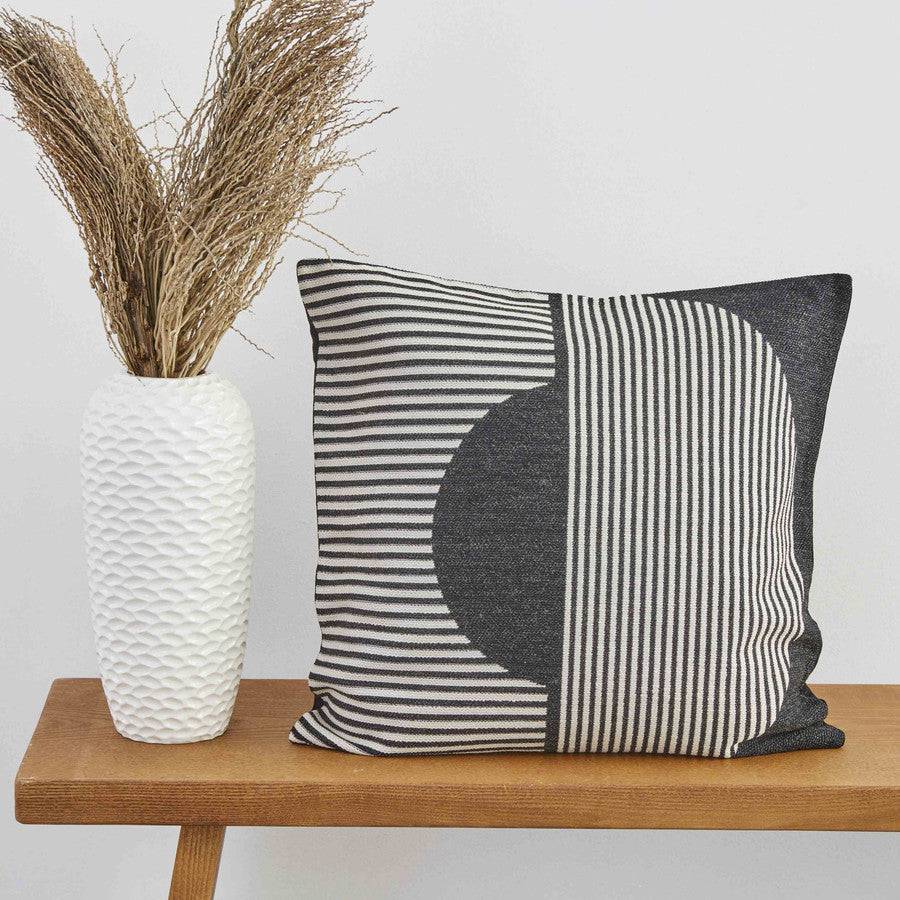 Karaca Home Sadomia Black Filled Pillow 45X45Cm 200.18.01.0670 -  Cushions | كاراجا هوم سادوميا مخدة محشوة سوداء 45*45 سم - ebarza Furniture UAE | Shop Modern Furniture in Abu Dhabi & Dubai - مفروشات ايبازرا في الامارات | تسوق اثاث عصري وديكورات مميزة في دبي وابوظبي