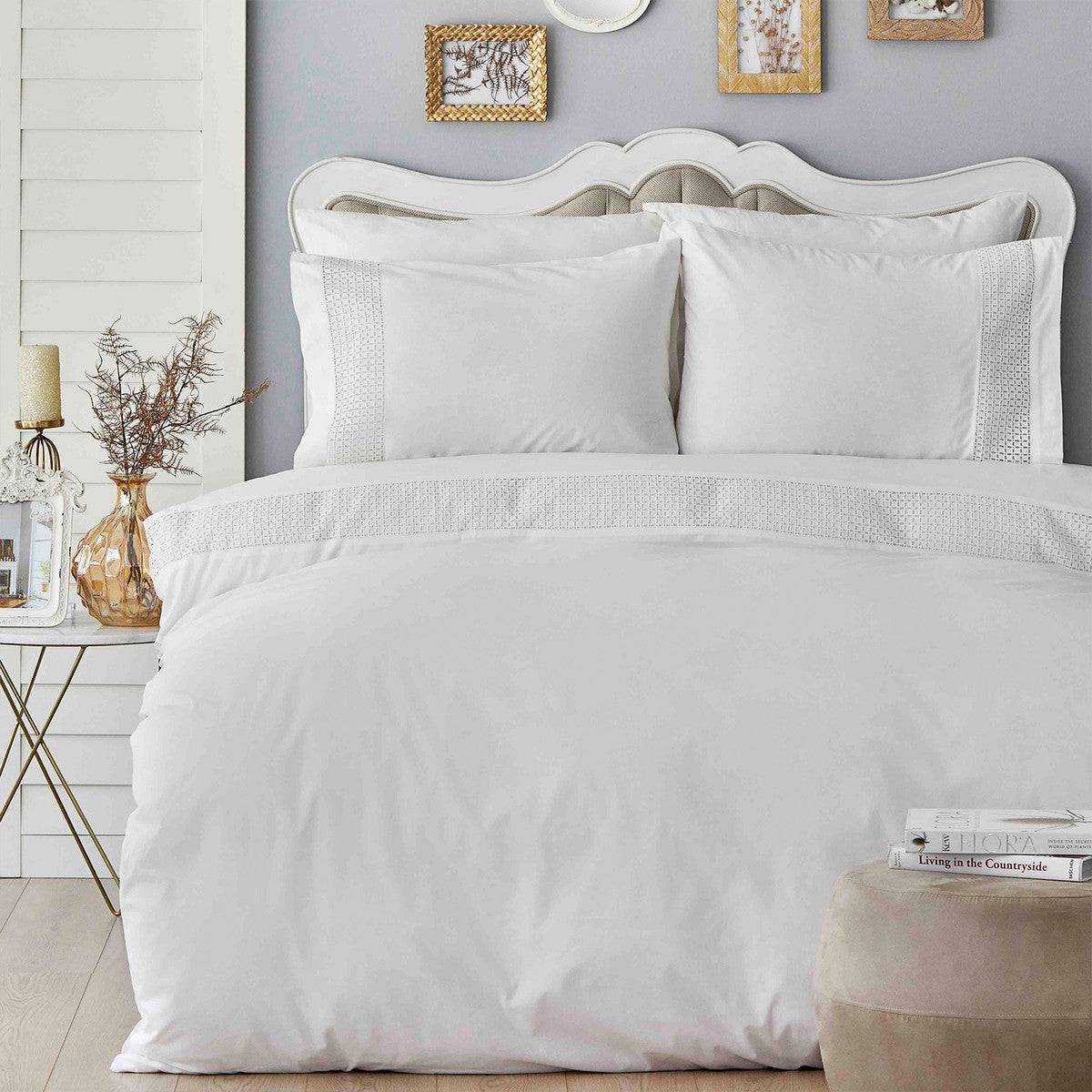 Karaca Home Verona White Brocade Double Duvet Cover Set 200.18.01.0248 -  Bedding | كاراجا هوم طقم غطاء لحاف مزدوج من الديباج الأبيض فيرونا - ebarza Furniture UAE | Shop Modern Furniture in Abu Dhabi & Dubai - مفروشات ايبازرا في الامارات | تسوق اثاث عصري وديكورات مميزة في دبي وابوظبي