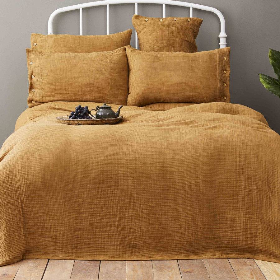 Karaca Nautica Home Bow Mustard Double-Sided Single Muslin Bedspread Set 180.01.01.0432 -  Bedding | طقم مفرش سرير قوس المنزل كاراجا نوتيكا من الخردل على الوجهين - ebarza Furniture UAE | Shop Modern Furniture in Abu Dhabi & Dubai - مفروشات ايبازرا في الامارات | تسوق اثاث عصري وديكورات مميزة في دبي وابوظبي