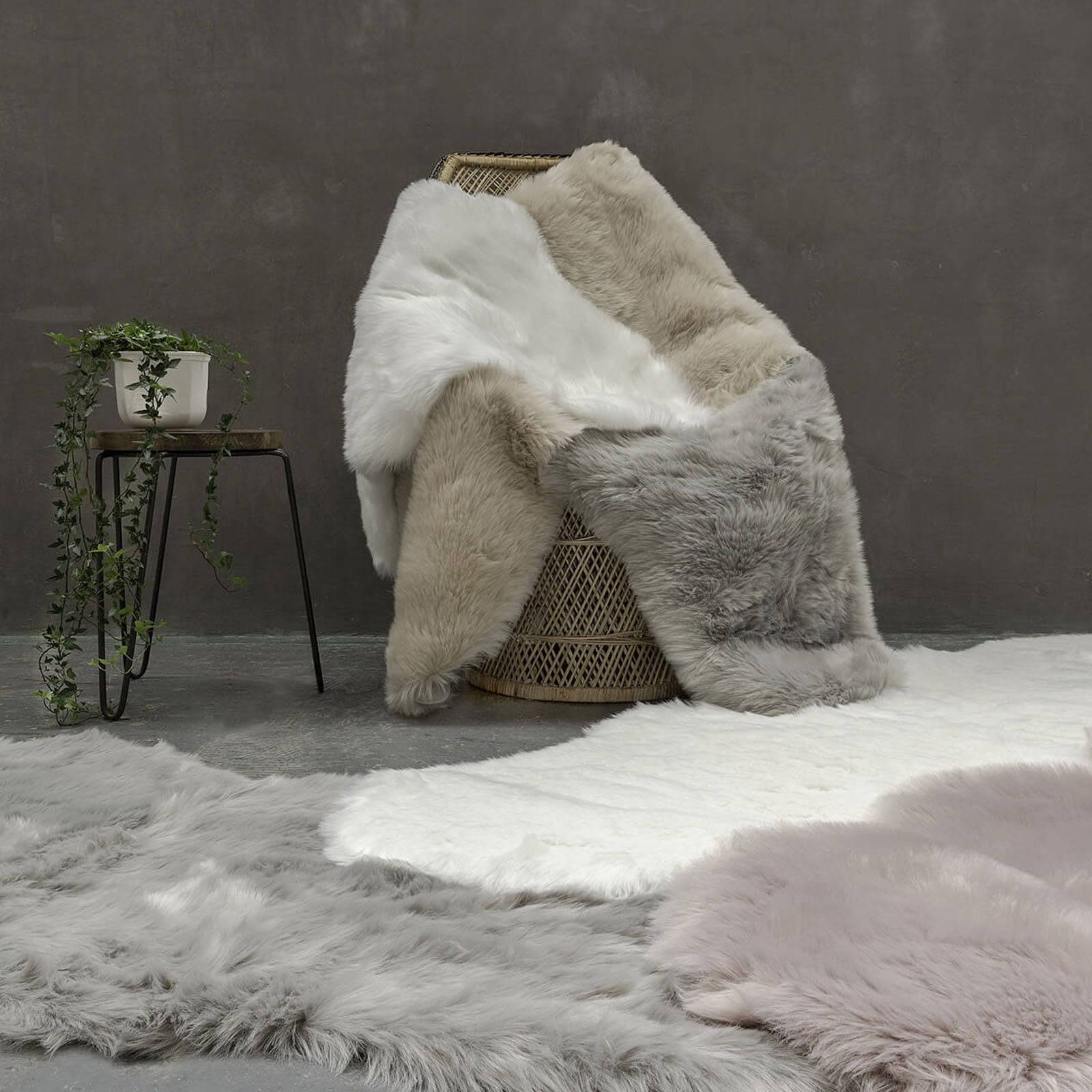 Luxurious Sheepskin Rug -Natural Shp-G -  Rugs - ebarza Furniture UAE | Shop Modern Furniture in Abu Dhabi & Dubai - مفروشات ايبازرا في الامارات | تسوق اثاث عصري وديكورات مميزة في دبي وابوظبي