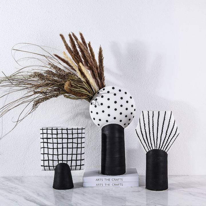 Pillar Vase -Black A Fa-D21023A -  Home Decor Figurines | مزهرية عمودية - سوداء - ebarza Furniture UAE | Shop Modern Furniture in Abu Dhabi & Dubai - مفروشات ايبازرا في الامارات | تسوق اثاث عصري وديكورات مميزة في دبي وابوظبي