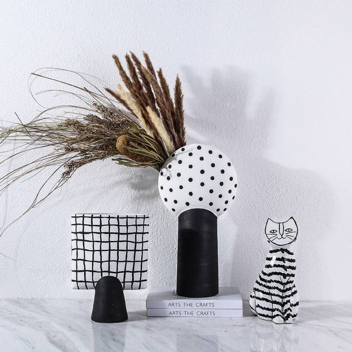 Pillar Vase -Black C Fa-D21023C -  Home Decor Figurines | مزهرية عمودية - سوداء - ebarza Furniture UAE | Shop Modern Furniture in Abu Dhabi & Dubai - مفروشات ايبازرا في الامارات | تسوق اثاث عصري وديكورات مميزة في دبي وابوظبي