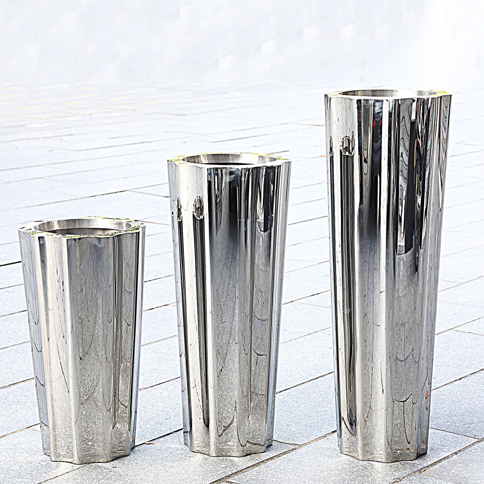 Display Item - Set Of 3 Large Handmade Stainless Steel Planter Box Jks063-64-65 Tg-P03Nakheel -  USED ITEM | قطعة من المعرض - مجموعة من 3 صناديق زراعه كبيرة مصنوعة يدويًا من الفولاذ المقاوم للصدأ - ebarza Furniture UAE | Shop Modern Furniture in Abu Dhabi & Dubai - مفروشات ايبازرا في الامارات | تسوق اثاث عصري وديكورات مميزة في دبي وابوظبي