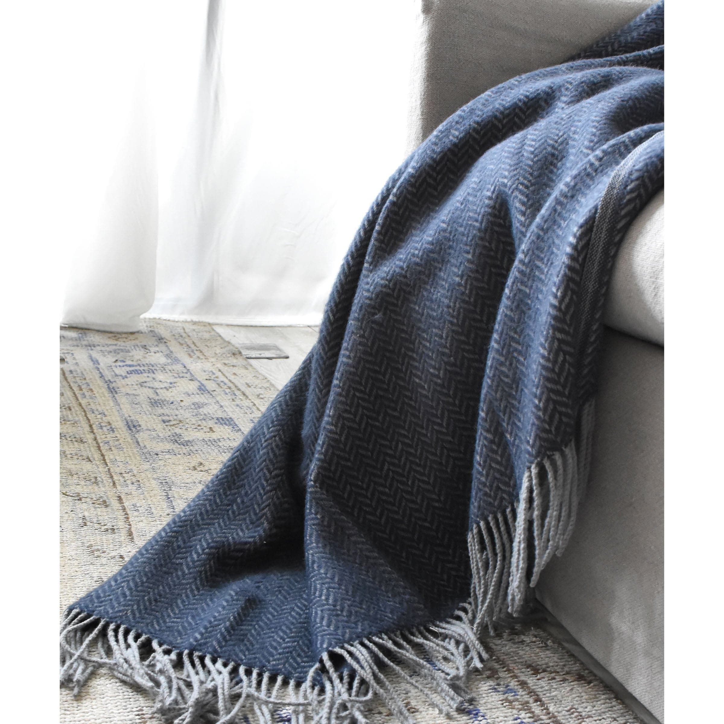 Skjc Venusian Two-Color Interwoven Blanket Etb-005 -  Blankets | بطانية فينوسيان متشابكة بلونين - ebarza Furniture UAE | Shop Modern Furniture in Abu Dhabi & Dubai - مفروشات ايبازرا في الامارات | تسوق اثاث عصري وديكورات مميزة في دبي وابوظبي