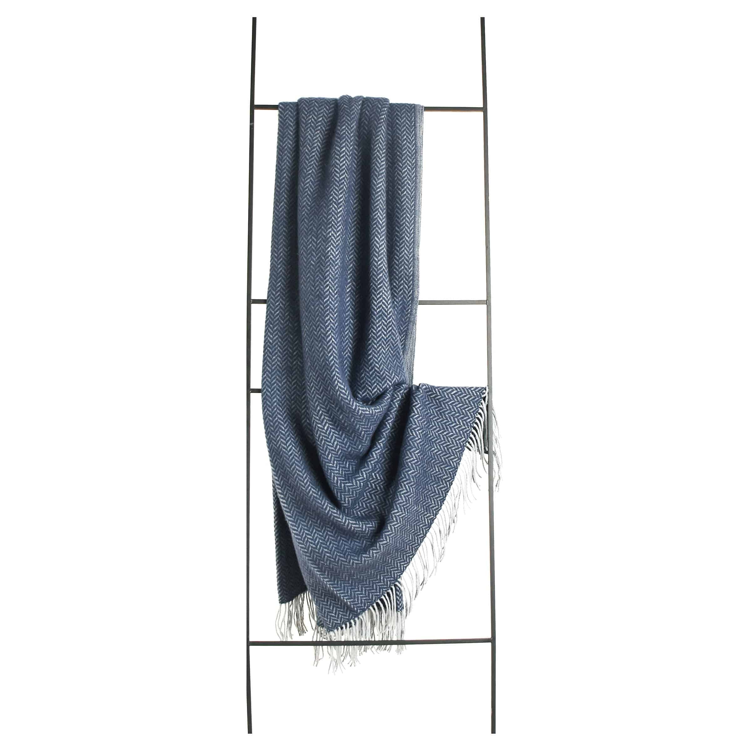 Skjc Venusian Two-Color Interwoven Blanket Etb-005 -  Blankets | بطانية فينوسيان متشابكة بلونين - ebarza Furniture UAE | Shop Modern Furniture in Abu Dhabi & Dubai - مفروشات ايبازرا في الامارات | تسوق اثاث عصري وديكورات مميزة في دبي وابوظبي