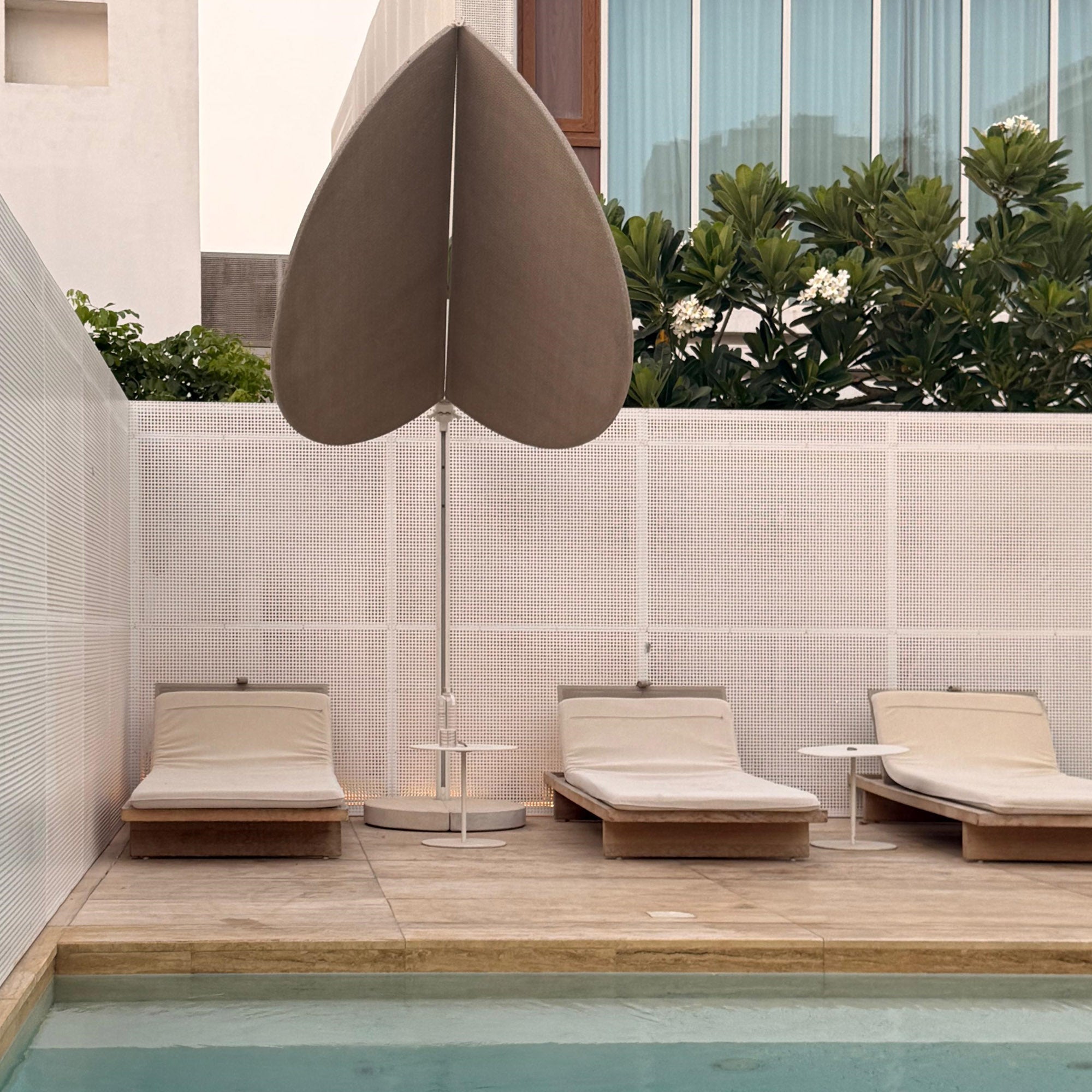 Hydraulic Leaf Umbrella MS-1601-7A -  Outdoor Umbrellas - ebarza Furniture UAE | Shop Modern Furniture in Abu Dhabi & Dubai - مفروشات ايبازرا في الامارات | تسوق اثاث عصري وديكورات مميزة في دبي وابوظبي