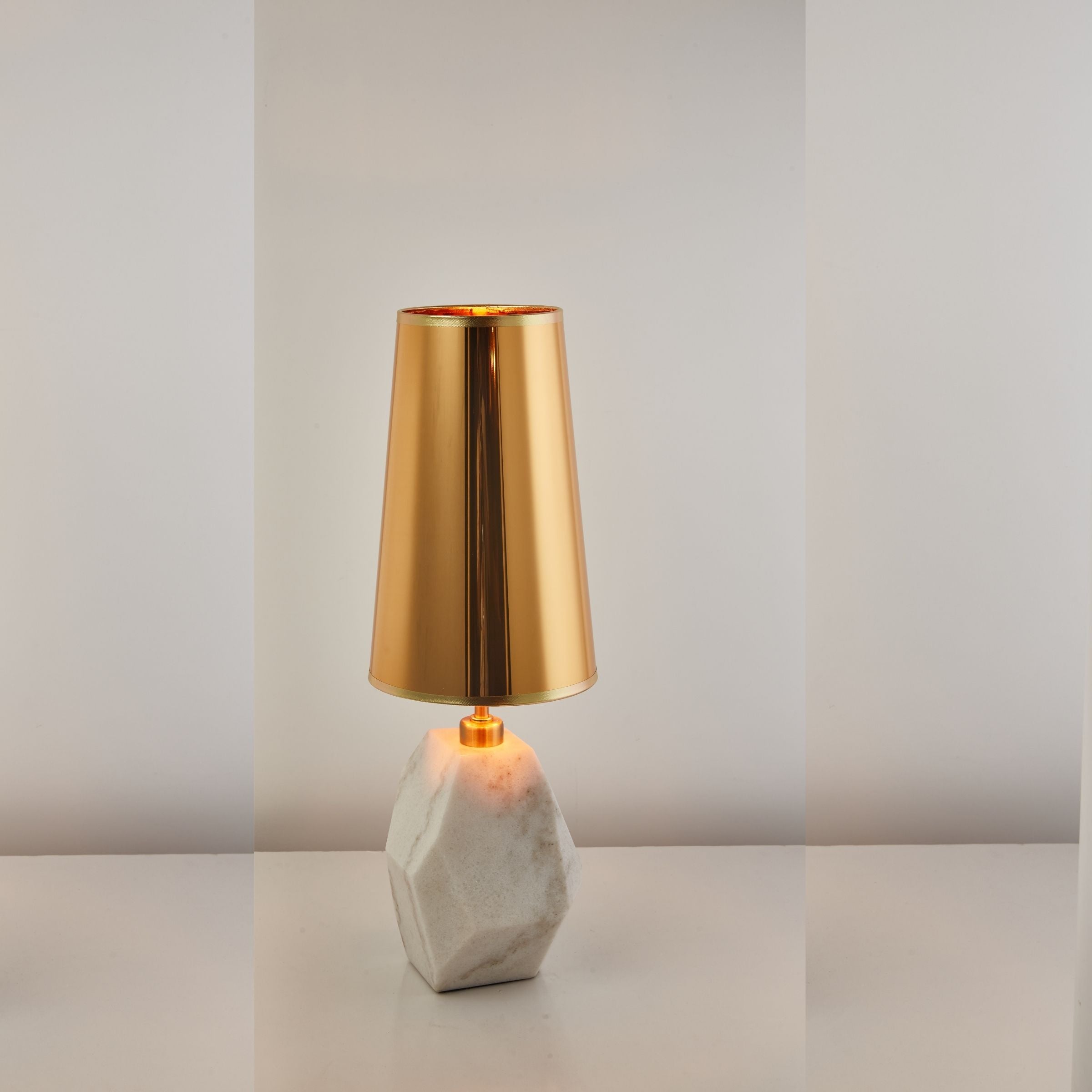 Soul White Marble Table Lamp CY-LTD-1023-W -  Desk\table Lamps | مصباح طاولة من الرخام الأبيض الروح - ebarza Furniture UAE | Shop Modern Furniture in Abu Dhabi & Dubai - مفروشات ايبازرا في الامارات | تسوق اثاث عصري وديكورات مميزة في دبي وابوظبي