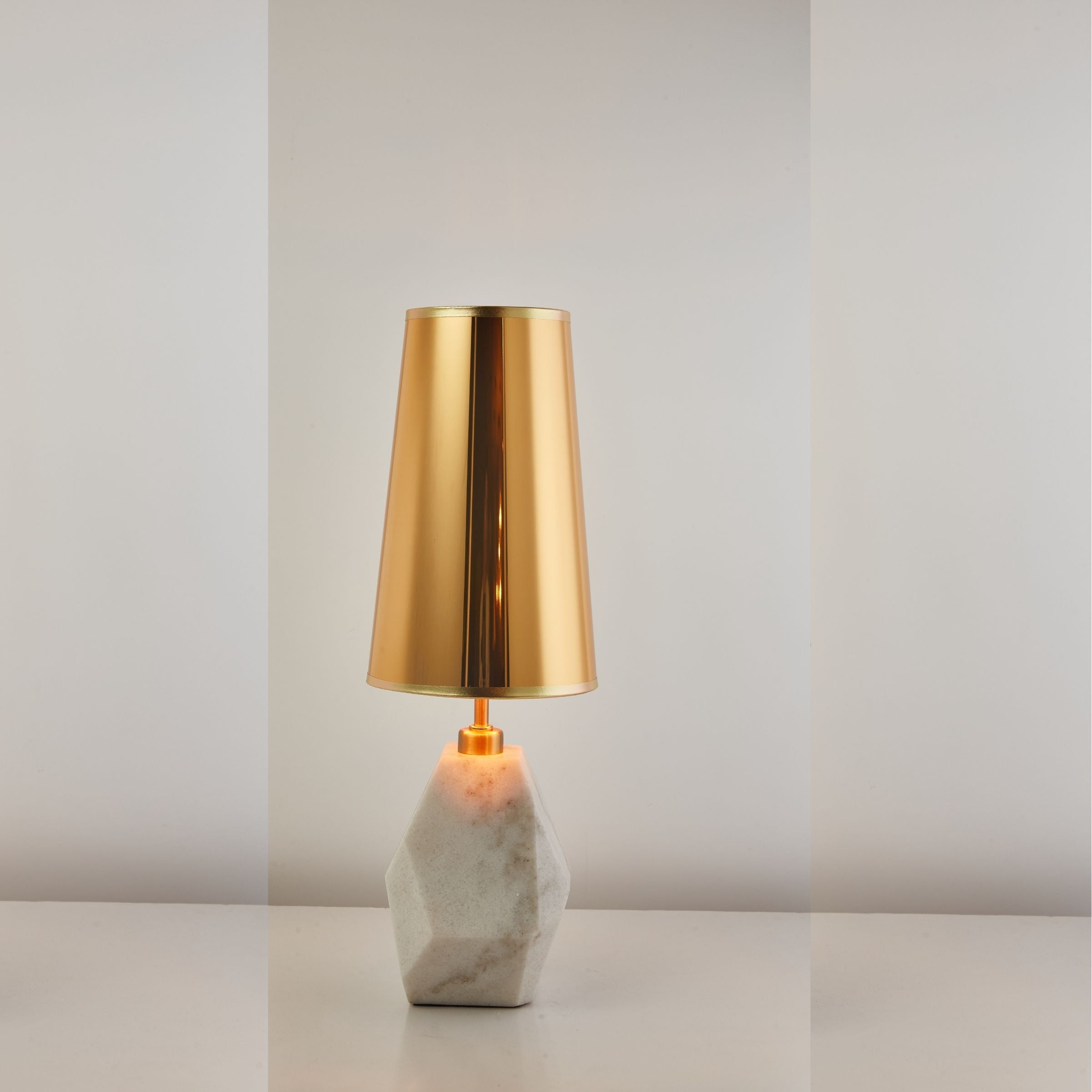 Soul White Marble Table Lamp CY-LTD-1023-W -  Desk\table Lamps | مصباح طاولة من الرخام الأبيض الروح - ebarza Furniture UAE | Shop Modern Furniture in Abu Dhabi & Dubai - مفروشات ايبازرا في الامارات | تسوق اثاث عصري وديكورات مميزة في دبي وابوظبي