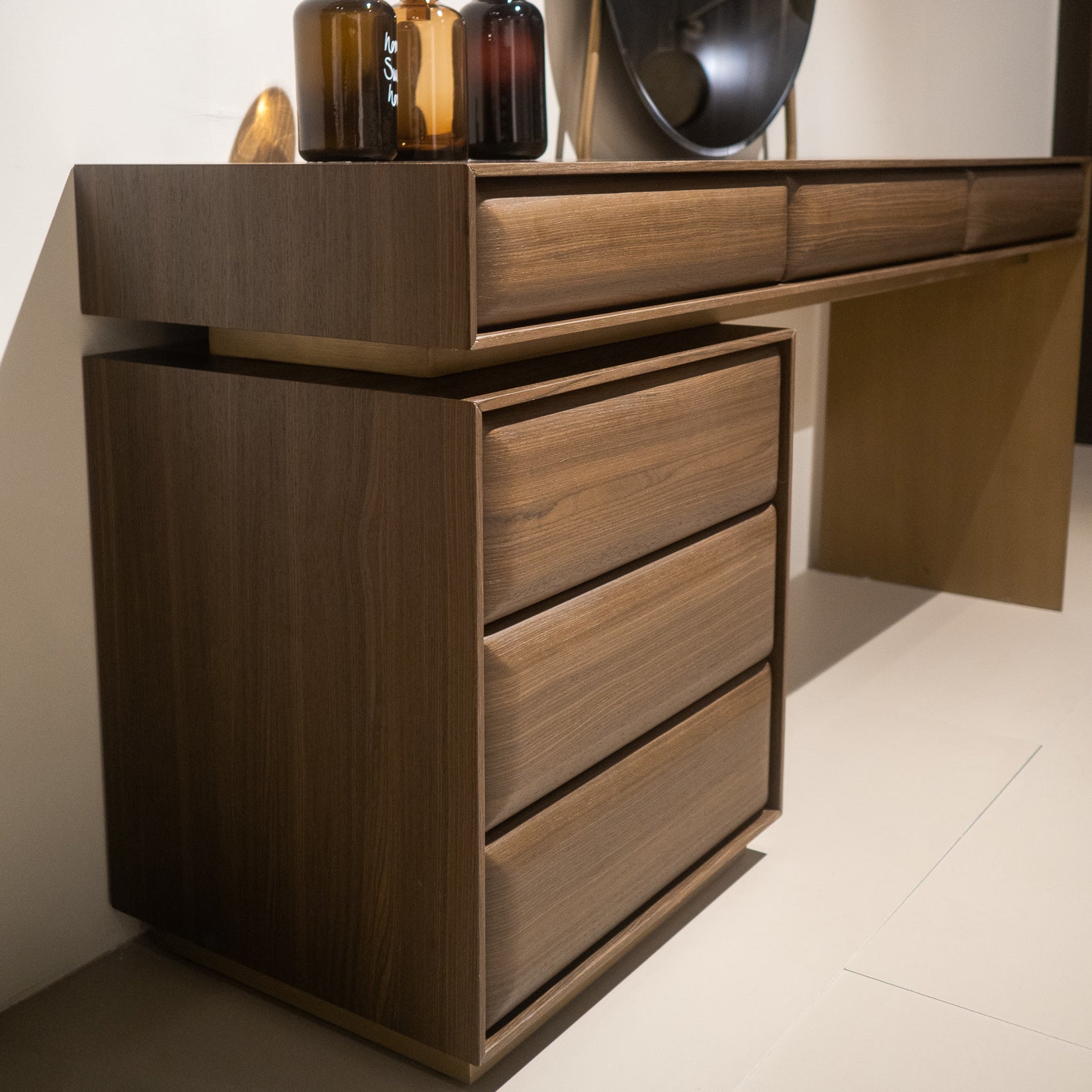 Era Dresser And Mirror Era-Dresser -  Dressers and Mirrors | إرا طاولة زينة ومرآة - ebarza Furniture UAE | Shop Modern Furniture in Abu Dhabi & Dubai - مفروشات ايبازرا في الامارات | تسوق اثاث عصري وديكورات مميزة في دبي وابوظبي