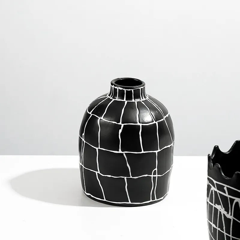 Black & White Ceramic Vase Fa-D22094 -  Vases | مزهرية سيراميك أبيض وأسود - ebarza Furniture UAE | Shop Modern Furniture in Abu Dhabi & Dubai - مفروشات ايبازرا في الامارات | تسوق اثاث عصري وديكورات مميزة في دبي وابوظبي