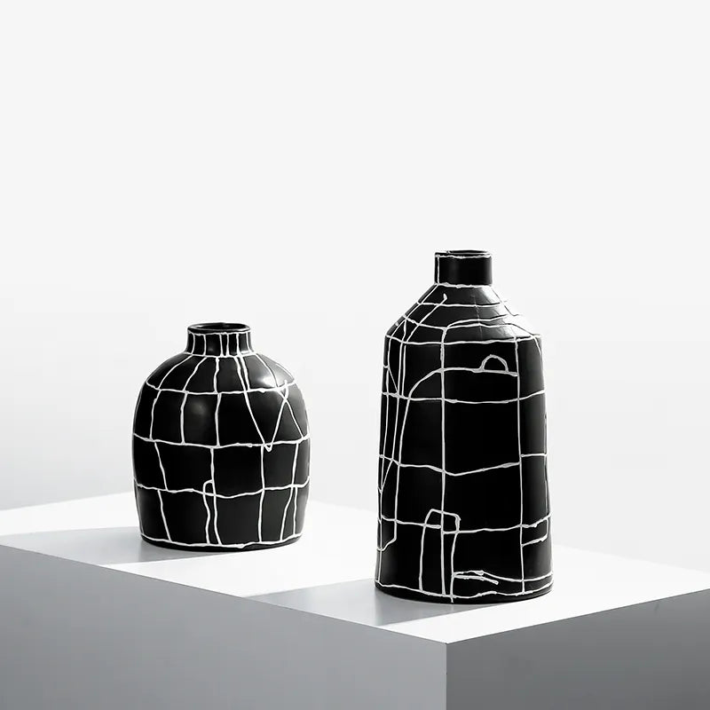 Black & White Ceramic Vase Fa-D22094 -  Vases | مزهرية سيراميك أبيض وأسود - ebarza Furniture UAE | Shop Modern Furniture in Abu Dhabi & Dubai - مفروشات ايبازرا في الامارات | تسوق اثاث عصري وديكورات مميزة في دبي وابوظبي