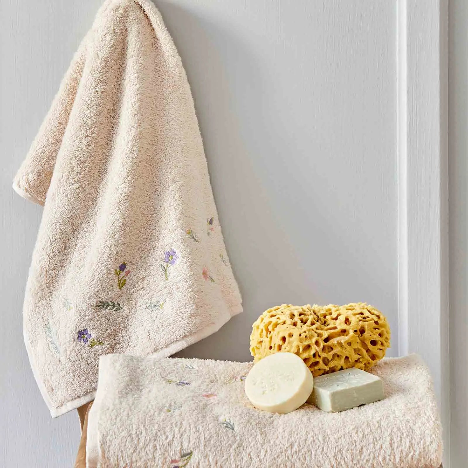 Karaca Home Levin Beige Embroidered 2 Towel Set 200.18.01.0337 -  Towels | طقم مناشف ليفين بيج مطرز 2 من كاراجا هوم - ebarza Furniture UAE | Shop Modern Furniture in Abu Dhabi & Dubai - مفروشات ايبازرا في الامارات | تسوق اثاث عصري وديكورات مميزة في دبي وابوظبي