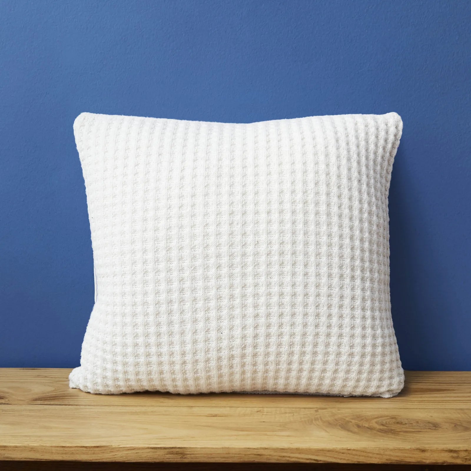 Karaca Nautica Home Waffle White Knitwear Filled Pillow 45X45 Cm 180.01.01.0384 -  Cushions | كاراجا هوم وسادة نوتيكا وافل بيضاء محشوة بالتريكو مقاس 45*45 سم - ebarza Furniture UAE | Shop Modern Furniture in Abu Dhabi & Dubai - مفروشات ايبازرا في الامارات | تسوق اثاث عصري وديكورات مميزة في دبي وابوظبي