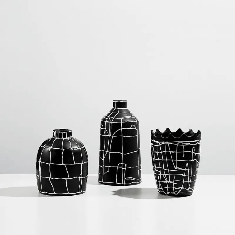 Black & White Ceramic Vase Fa-D22094 -  Vases | مزهرية سيراميك أبيض وأسود - ebarza Furniture UAE | Shop Modern Furniture in Abu Dhabi & Dubai - مفروشات ايبازرا في الامارات | تسوق اثاث عصري وديكورات مميزة في دبي وابوظبي